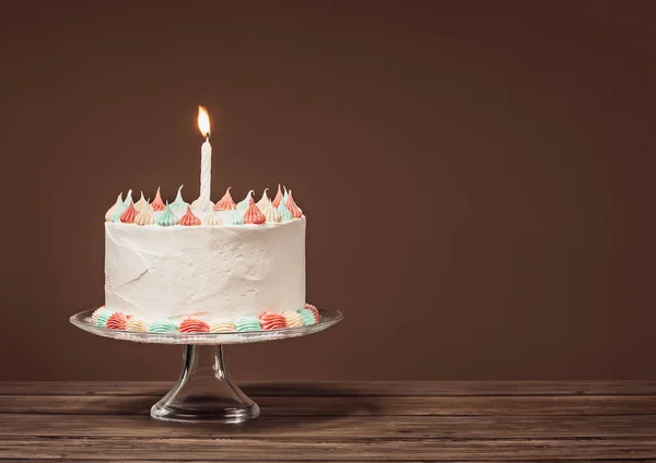 Weiße Geburtstagstorte mit Kerze — Stockfoto