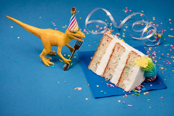 Δεινόσαυρος πάρτι γενεθλίων με φέτα τούρτας — Φωτογραφία Αρχείου