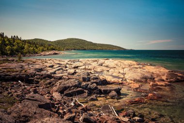 Gölün güzel Rocky Sahili'nde volkanik kaya ve driftwood