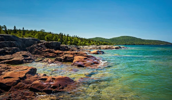 Rocha vulcânica vermelha na bela costa rochosa do Lago Superior — Fotografia de Stock