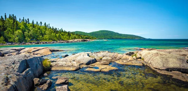 Belle vue sur la péninsule au parc provincial Neys sur le lac — Photo