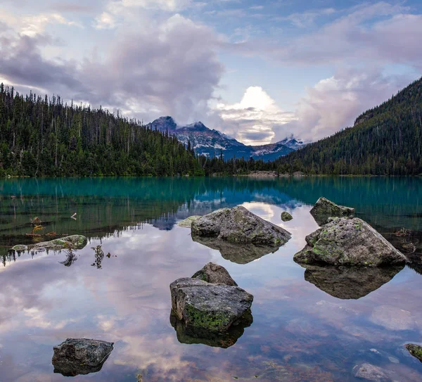 Vista panorámica de la puesta del sol de la montaña en el lago Joffre — Foto de Stock