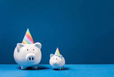 Piggy Banks Parti Şapkası Giyiyor