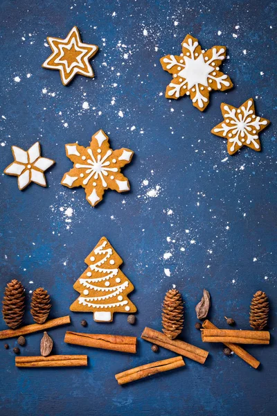 Νιφάδες χιονιού μελόψωμο και δέντρο Χριστούγεννα Cookie σκηνή — Φωτογραφία Αρχείου