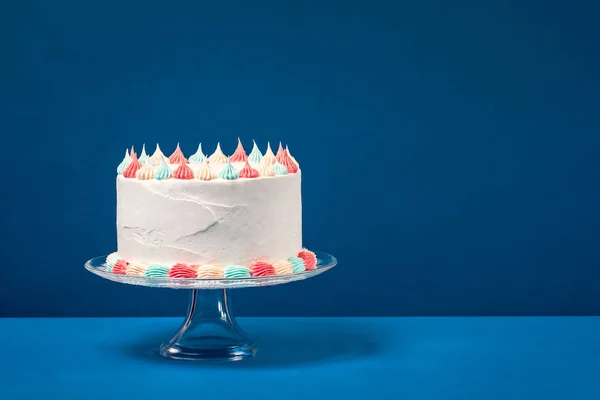 Narozeninový dort přes modrou — Stock fotografie