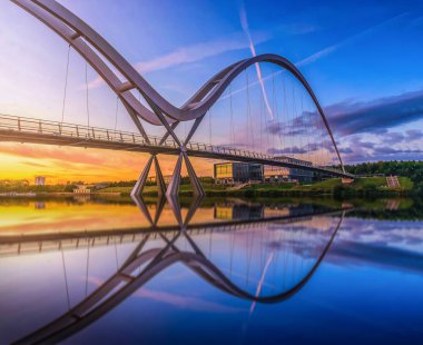 Infinity Köprüsü'nde Günbatımı içinde Stockton-on-Tees, İngiltere