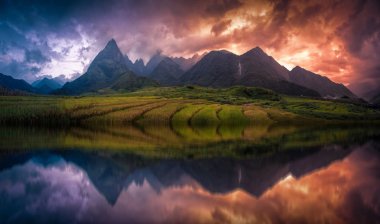 Pirinç tarlaları üzerinde Mount Fansipan arka plan ile Lao Cai, Kuzey Vietnam batımında Teras. Fansipan bir Vietnam, Indochina en yüksek dağıdır.