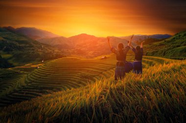 Vietnamca Hmong çocuk Mu Cang Chai, Yenbai, Vietnam, gün batımında teraslı pirinç tarlaları kolunda yetiştirme.