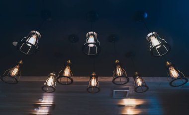 Eski vintage kafede parlayan ampul. Vintage sesi