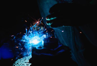 Kaynak çelik yapılar ve çelik konstrüksiyon sektöründeki parlak kıvılcımlar.