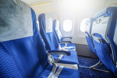 Gündüz, bir uçağın boş sandalye iç.