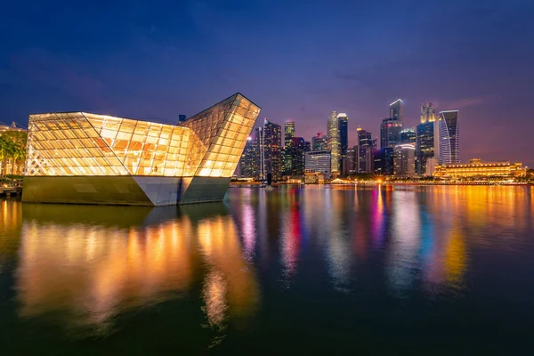 Singapur manzarası ve Marina Bay gökdelenler alacakaranlık zaman görünümünü.