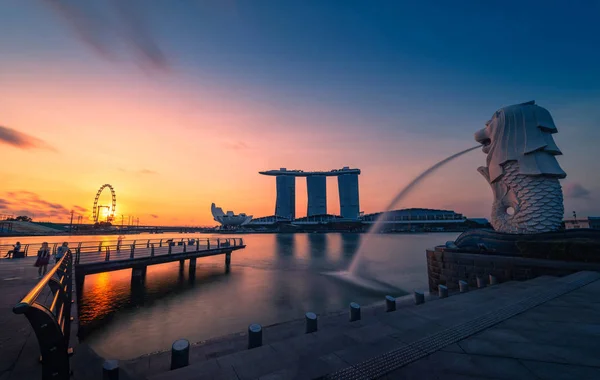 シンガポールのスカイラインと日の出でマリーナ ベイの高層ビルの眺め — ストック写真