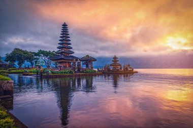 Pura Ulun Danu Bratan, Endonezya, Bali 'de gün doğumunda Bratan Gölü üzerindeki Hindu tapınağı.