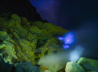 Mavi alev içinde kükürt incelemesi gece, Kawah Ijen'de volkan, Doğu Java, Endonezya dili.