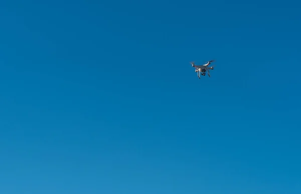 Moderne Drohne Mit Kamera Fliegt Auf Blauem Himmel Hintergrund — Stockfoto