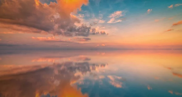 Larga Exposición Del Cielo Colorido Atardecer Reflexión Sobre Mar Tono — Foto de Stock
