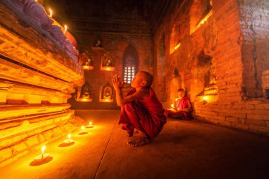 Bagan, Myanmar, 09 Aralık 2017: 09 Aralık 2017 Manastırı Bagan, Myanmar (Burma) içinde dua genç Budist acemi rahip