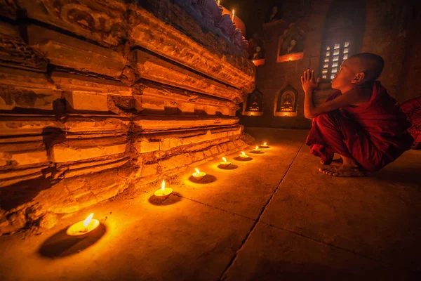 Bagan Myanmar Diciembre 2017 Joven Monje Novicio Budista Rezando Dentro —  Fotos de Stock