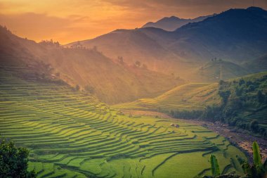 Gündoğumu de Mu Cang Chai, Yenbai, Vietnam, ahşap köşk ile pirinç tarlaları teraslı.