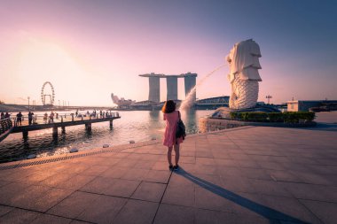 Singapur - 30 Nisan 2018: Merlion Park ve Singapur şehir manzarası 30 Nisan 2018 sunrise adlı tanımlanamayan gezgin.