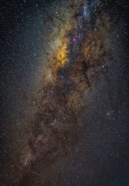 Samanyolu Gökadası ile Mount Bromo yanardağ (Gunung Bromo) Bromo Tengger Semeru Milli Parkı'nda, Doğu Java, Endonezya üzerinden manzara. Gece gökyüzünde yıldızlar ile. Uzun pozlama fotoğraf.