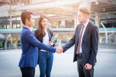 İş takım toplantısı bulanık şehir arka plan üzerinde portresi. İş toplantı ve beyin fırtınası kavramı.