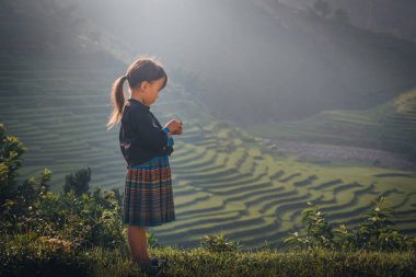 Mucangchai, Vietnam, 22 Eylül 2017: Tanımsız Vietnamca Hmong çocuk pirinç Teras de Mu Chang Chai, Vietnam, yemekten zevk