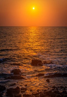 Renkli gökyüzü arka plan ile sahilde günbatımı manzara.