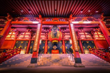 Asakusa, Tokyo, Japonya - 17 Haziran 2018 - Sensoji geceleri Asakusa, Tokyo, Japonya 'da bulunan antik bir Budist tapınağıdır..