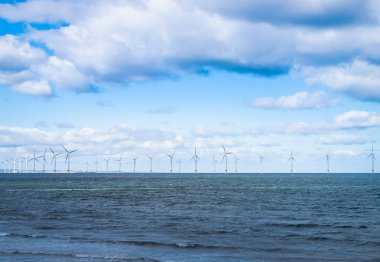 Offshore rüzgar türbini Rüzgar Çiftliği yapım aşamasında uzakta İngiltere