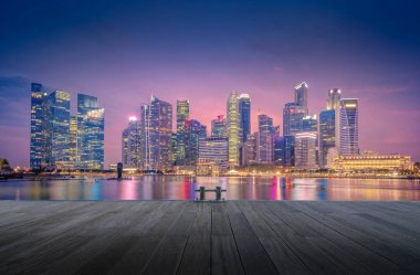 Singapur manzarası ve Marina Bay gökdelenler alacakaranlık zaman görünümünü.