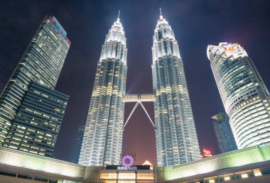 Kuala Lumpur, Malezya - 28 Temmuz 2017. Petronas İkiz Kuleleri gökdelen üzerinde 28 Temmuz 2017 alacakaranlıkta. En uzun dünyada 1998 den 2004 bina ve dünyanın en yüksek ikiz kuleler kalır.