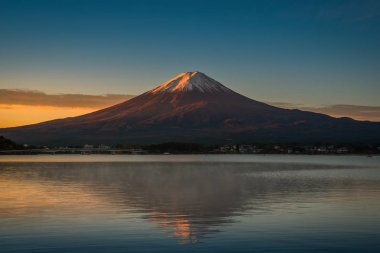 Mt. Fuji Gölü Kawaguchiko, sunrise Fujikawaguchiko, Japonya üzerinden.