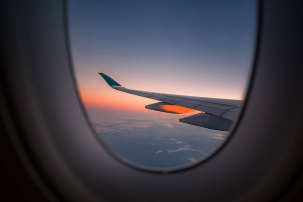 Силуэт крыла самолета на восходе солнца вид через окно
.