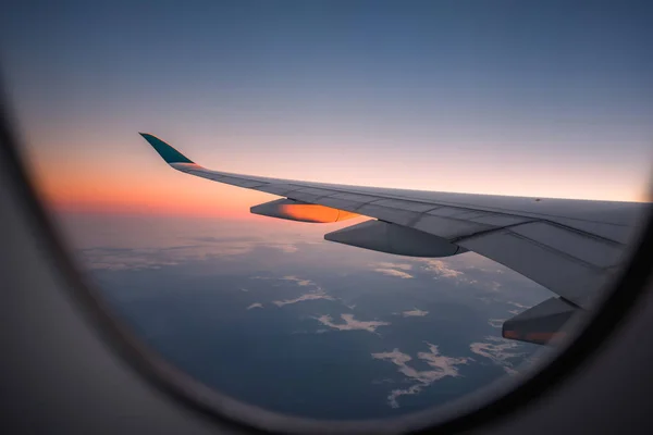 Skrzydło Sylwetki Samolotu Wschodzie Słońca Widok Przez Okno — Zdjęcie stockowe