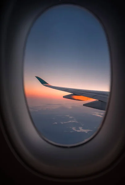 Ala Silueta Avión Amanecer Vista Través Ventana —  Fotos de Stock