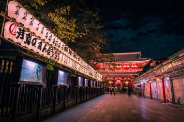 Asakusa, Tokyo, Japonya - 03 Kasım 2018 - Sensoji Asakusa, Tokyo, Japonya gece eski bir Budist Tapınağı olduğunu.