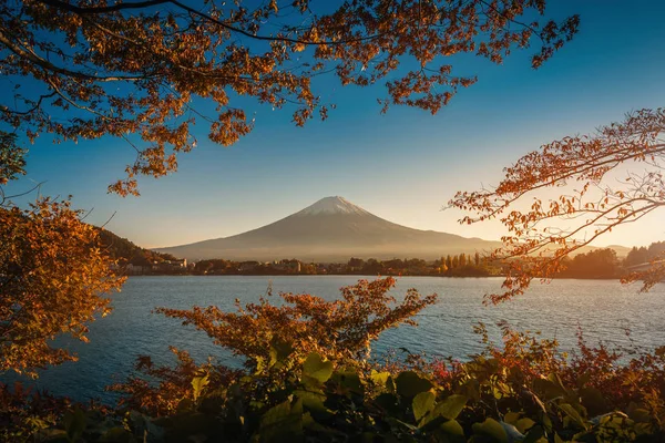 Fuji Sobre Lago Kawaguchiko Con Follaje Otoñal Atardecer Fujikawaguchiko Japón — Foto de Stock