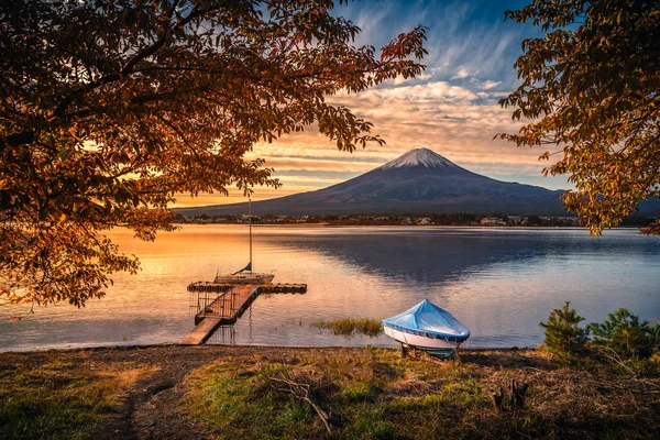 Fuji Lake Kawaguchiko Autumn Foliage Boat Sunrise Fujikawaguchiko Japan — Stock Photo, Image