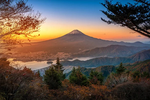 Fuji Sobre Lago Kawaguchiko Con Follaje Otoñal Amanecer Fujikawaguchiko Japón — Foto de Stock