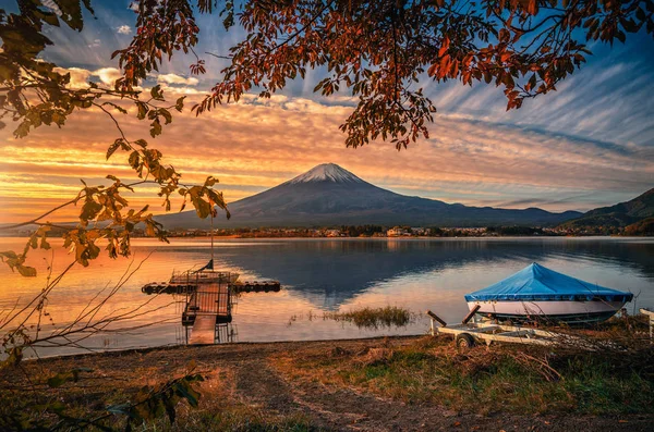 Fuji Lake Kawaguchiko Autumn Foliage Boat Sunrise Fujikawaguchiko Japan — Stock Photo, Image