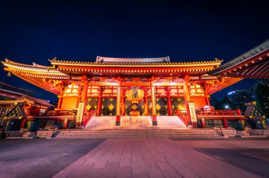 Asakusa, Tokyo, Japonya - 17 Haziran 2018 - Sensoji geceleri Asakusa, Tokyo, Japonya 'da bulunan antik bir Budist tapınağıdır..