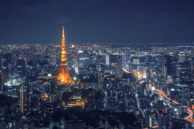 Tokyo Skyline ve Japonya 'da gece vakti gözlem güvertesindeki gökdelenlerin manzarası..