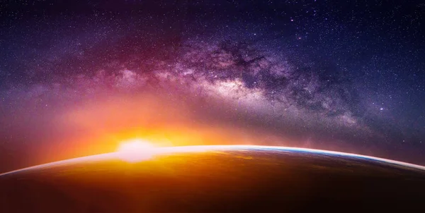 Samanyolu Galaksisi 'yle manzara. Samanyolu Galaksisi 'yle birlikte uzaydan gün doğumu ve Dünya görünümü. (NASA tarafından desteklenen bu görüntünün elementleri)