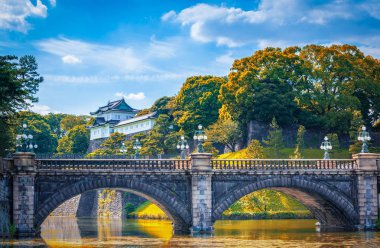 İmparatorluk Sarayı ve Nijubashi Köprüsü Tokyo, Japonya'da gündüz.