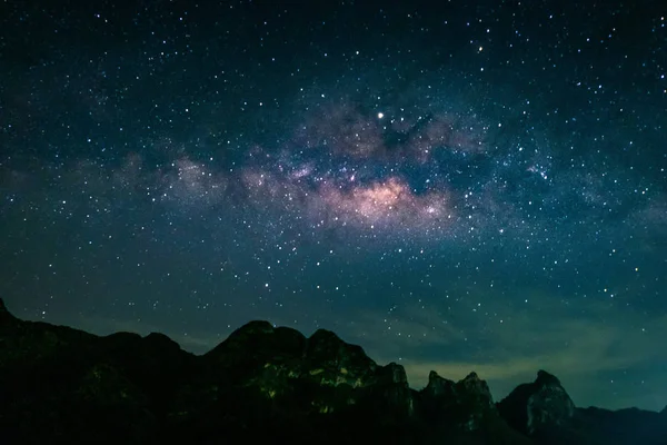 Landschaft mit Milchstraßengalaxie. Nachthimmel mit Sternen über den Bergen. Langzeitbelichtungsfoto. — Stockfoto