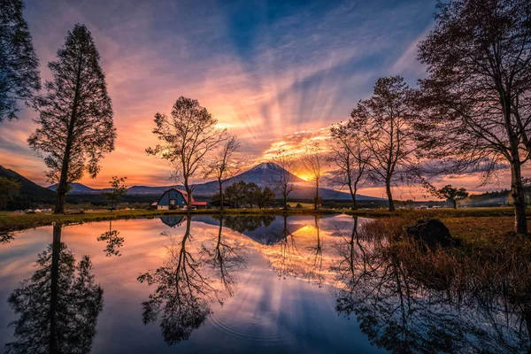 Landscapes image of Mt. Fuji with big trees and lake at sunrise in Fujinomiya, Japan. — Stock Fotó