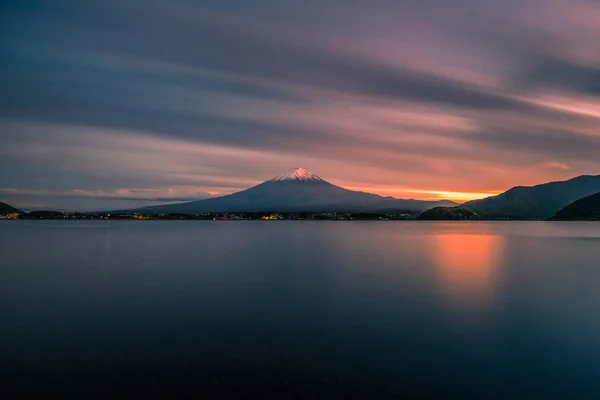 Mt. Fuji sobre el lago Kawaguchiko al atardecer en Fujikawaguchiko, Japón. — Foto de Stock