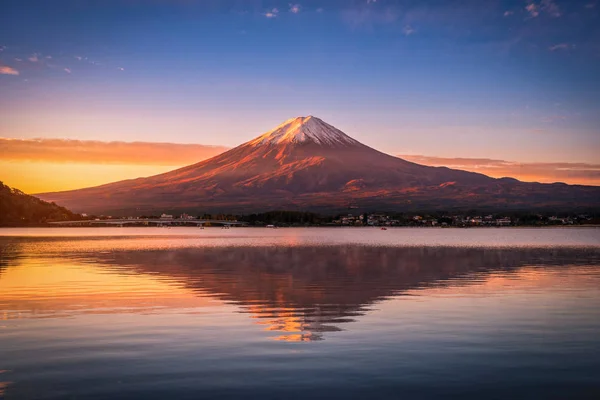 Fujikawaguchiko, Japonya'da gün doğumunda Kawaguchiko Gölü üzerinde Fuji Dağı'nın manzara görüntüsü. — Stok fotoğraf